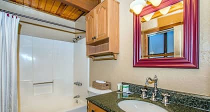 88 Acres Cottage in Big Bear w/HotTub & Fireplace