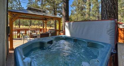 88 Acres Cottage in Big Bear w/HotTub & Fireplace