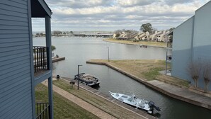 Marina - Cozy 2-bedroom condo on the water, with community pool and fitness center. (Montgomery)