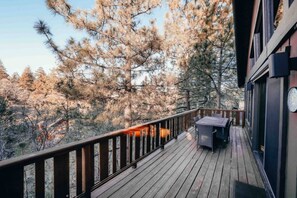 Outdoor dining - Moonridge Mountain Retreat (Big Bear)