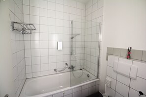 Towels, soap, toilet paper - Hotel Apartment (Schwetzingen)