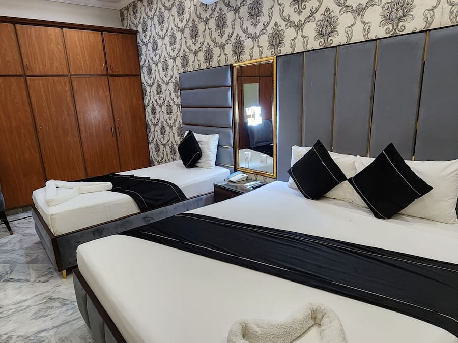 Cofres nos quartos, escrivaninha, espaço de trabalho para notebook