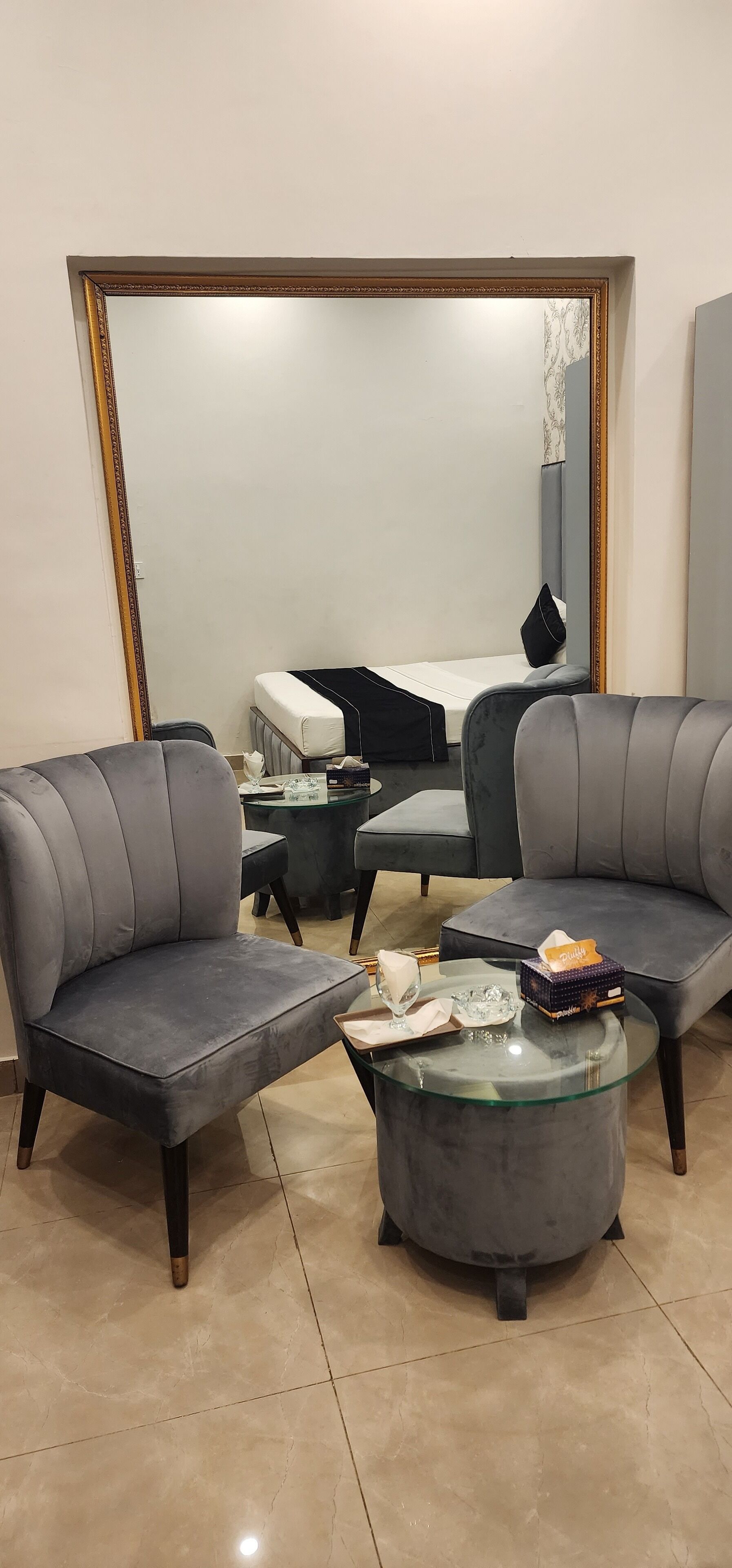 Caja fuerte, escritorio, espacio para trabajar con un portátil