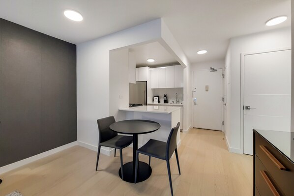 Dining - Spacious Studio in Battery Park City (New York)