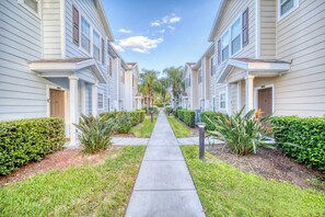 Property grounds - Minutes to Disney World and Universal! Dogs Allowed, Large Pool! June Discounts! (Kissimmee)