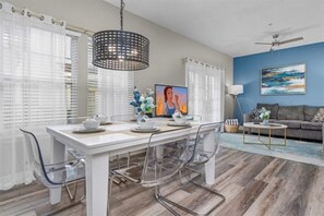 Dining - Minutes to Disney World and Universal! Dogs Allowed, Large Pool! June Discounts! (Kissimmee)