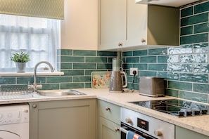 Refrigerador, microondas, horno y utensilios de cocina
