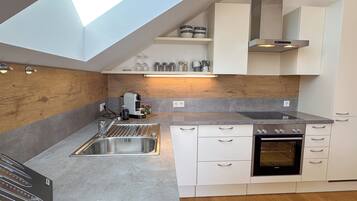 KĂŒhlschrank, Ofen, Herdplatte, GeschirrspĂŒler