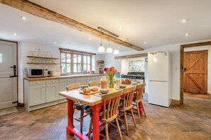 Fridge, oven, dishwasher, cookware/dishes/utensils