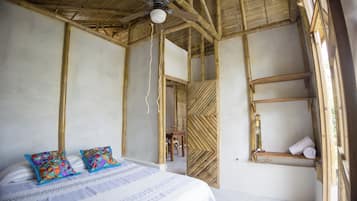 Cabaña básica, 2 habitaciones, balcón | 1 habitación y ropa de cama