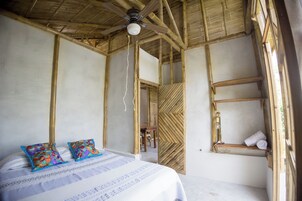 Cabaña básica, 2 habitaciones, balcón | Ropa de cama
