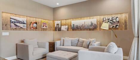 Casa adossada, diversos llits, pati, vistes al jardí (7530BD MV / No Taxes) | Sala d'estar | Televisor de pantalla plana de 42 polzades amb canals digitals