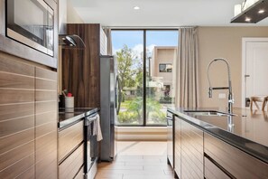 Townhome, Multiple Beds, Patio, Garden View (7530BD MV / No Taxes) | Private kitchen