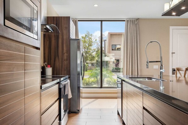 Townhouse, flere senger, terrasse, hageutsikt (7530BD MV / No Taxes) | Eget kjøkken | Kjøleskap, mikrobølgeovn, ovn og kokeplater