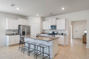 Maison, plusieurs lits, accès piscine (7534OL Solterra) | Cuisine privée | Réfrigérateur, micro-ondes, four, plaque de cuisson