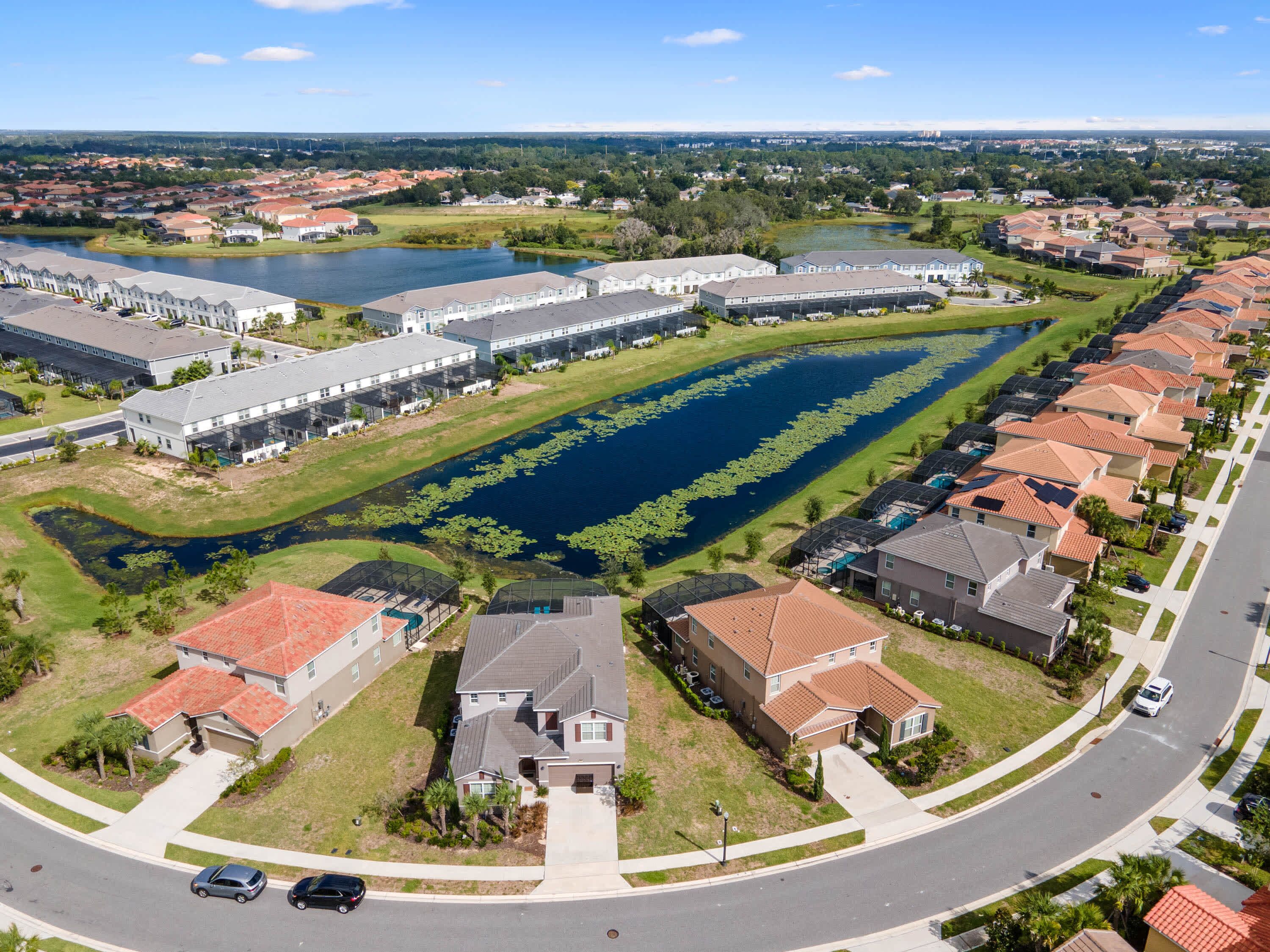 Un quartier résidentiel avec des maisons, une étendue d’eau importante et une route.