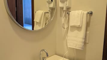 Loft | Salle de bain | Douche, sĂšche-cheveux, serviettes fournies, savon