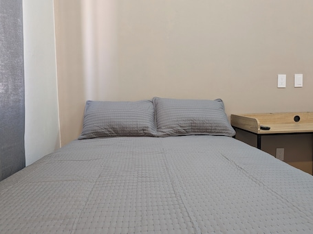 1 habitación, escritorio y espacio para trabajar con laptop