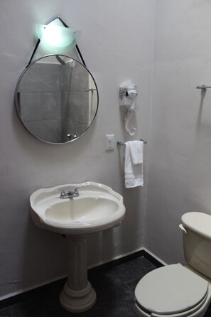 Ducha, secador de pelo, toallas, jabón