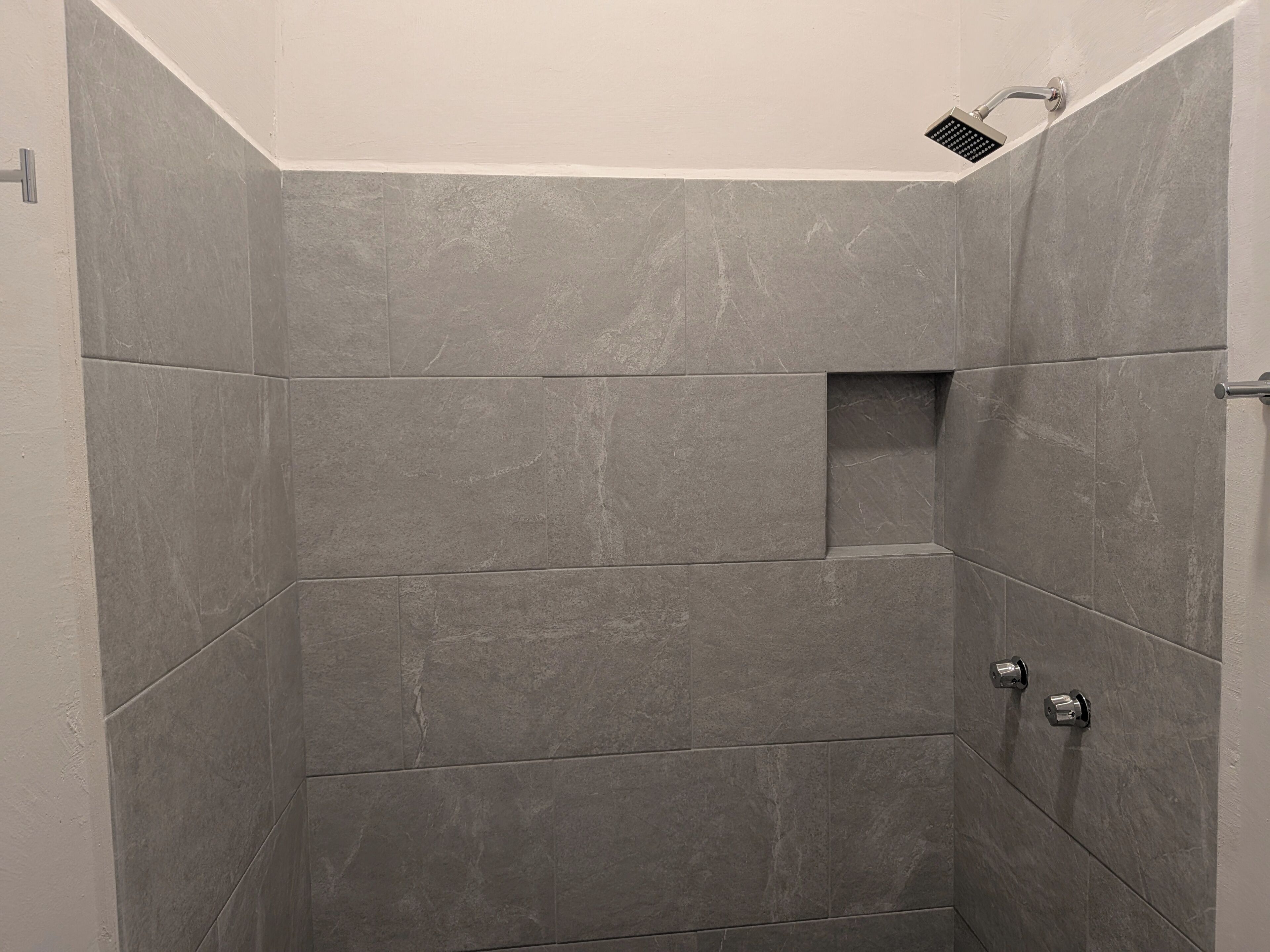 复式房 | 浴室 | 淋浴设施、吹风机、毛巾、肥皂