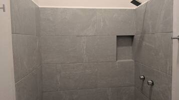 复式房 | 浴室 | 淋浴设施、吹风机、毛巾、肥皂