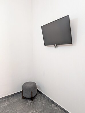 Loft | Desk, laptop workspace, free WiFi