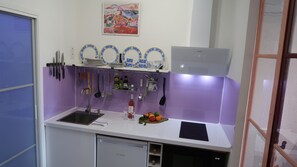 Jääkaappi, mikroaaltouuni, uuni, liesi