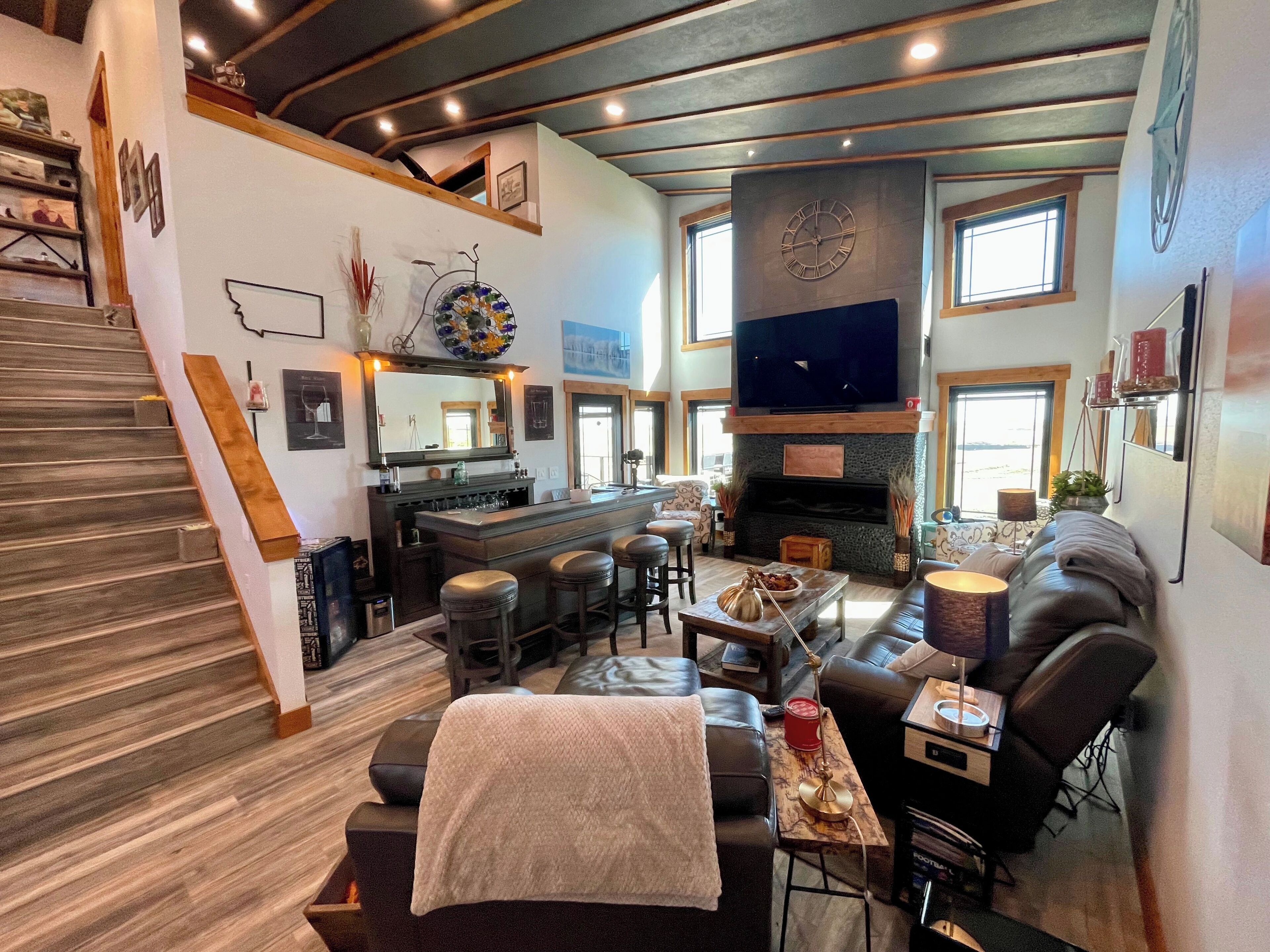 TV connectée, cheminée, jeux vidéo, lecteur de DVD