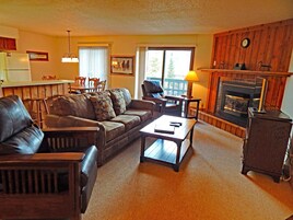 Condo, 3 Bedrooms, Non Smoking, Kitchen | Living area | 20-inch TV with cable channels, fireplace