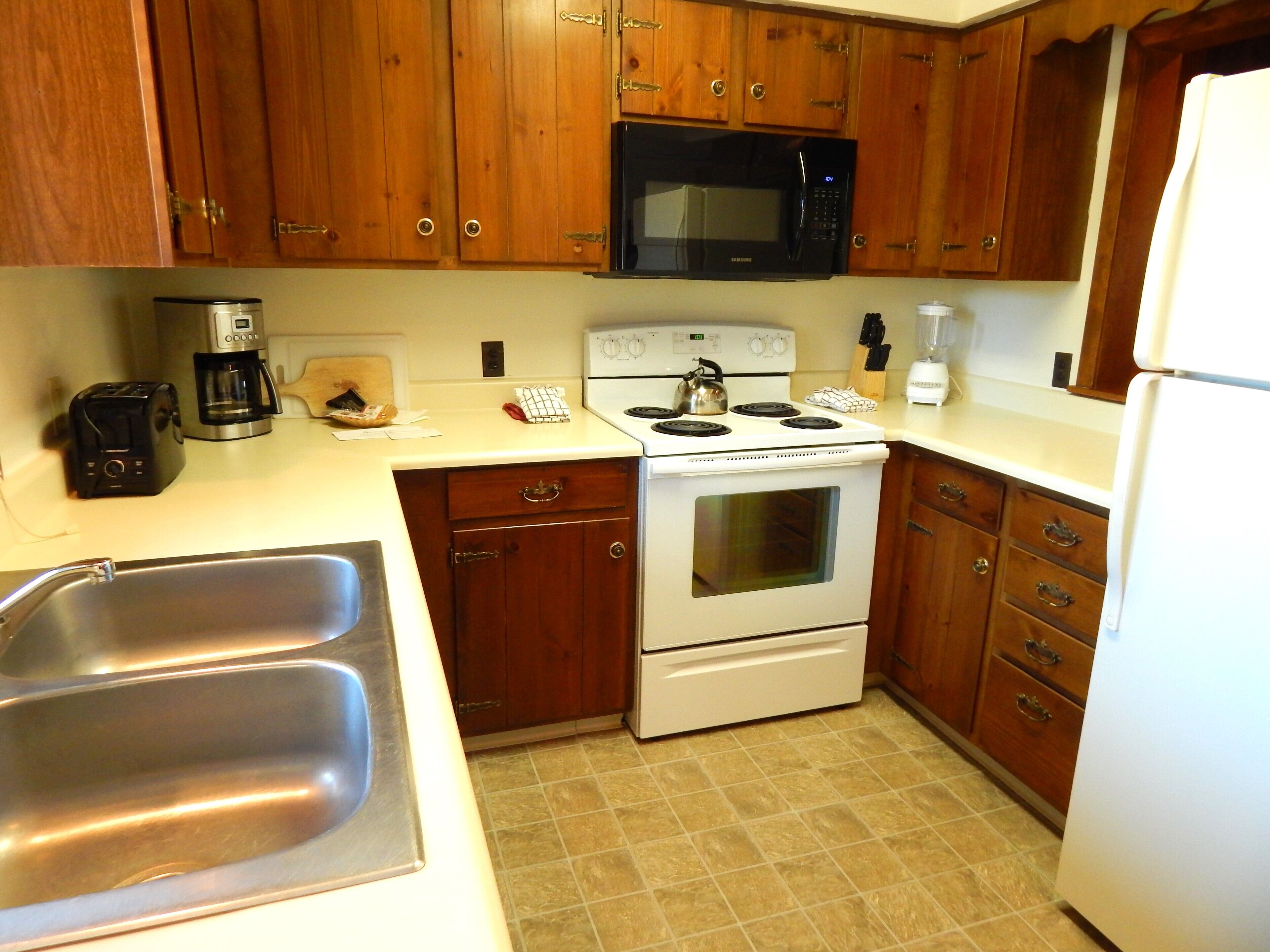 Full-size fridge, microwave, oven, stovetop