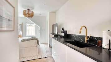 Iron/ironing board, travel cot, WiFi, bed sheets