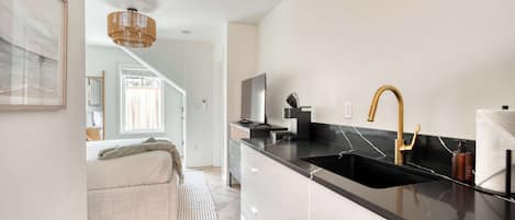 Tabla de planchar con plancha, wifi y ropa de cama