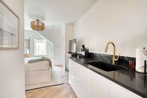 Een strijkplank/strijkijzer, reisbedje, wifi, beddengoed