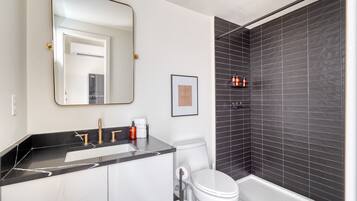 Chuveiro, secador de cabelo, toalhas de banho