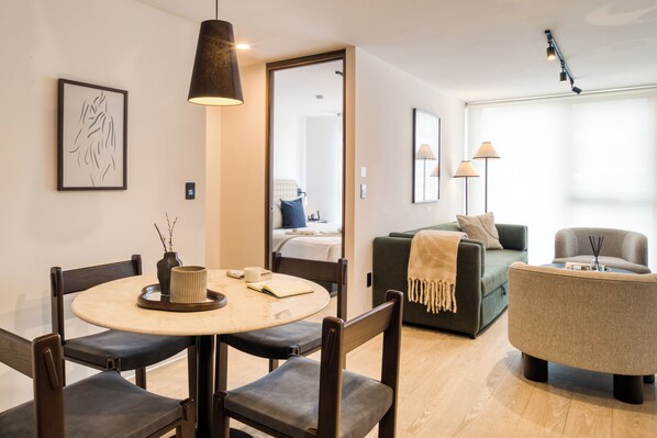 Deluxe Apartment | Living area | 43-cm Smart TV with digital channels, foosball, table tennis - ULIV Pulse Roma - Condesa (Mexico City)