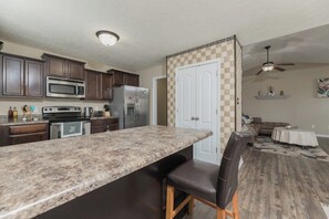 Refrigerador, microondas, horno, placa de cocina