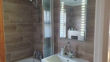 Cabin | Bathroom | Combined shower/bathtub, deep-soaking bathtub, hair dryer, towels
