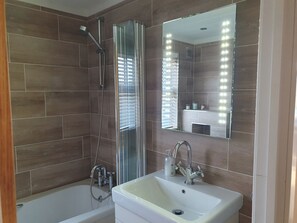 Cabin | Bathroom | Combined shower/bathtub, deep-soaking bathtub, hair dryer, towels - Routh 2-bed Luxury Lodge, Hot Tub & Lake View (Beverley)