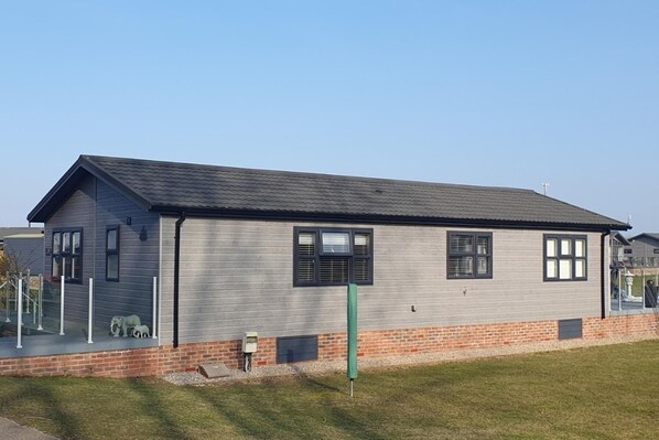 Exterior - 2-bed Lodge, Sleeps 5 w/ Hot Tub & Lake View (Beverley)