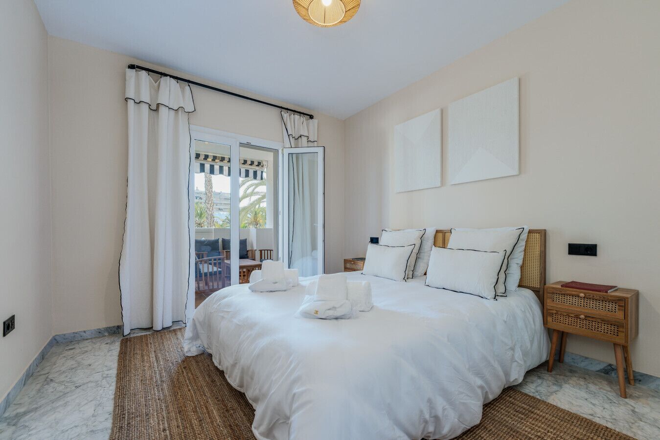 Tabla de planchar con plancha, wifi gratis y ropa de cama 