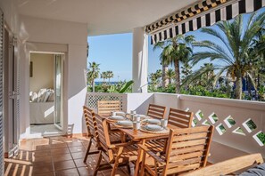 Outdoor dining - Front Line Playa Rocio P. Banus (Marbella)