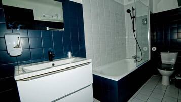 Habitación triple familiar, vista a la montaña | Baño | Amenidades de baño gratuitas, secadora de cabello, toallas, jabón