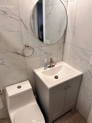 Shower, hair dryer, towels, toilet paper - Charming 2-bedroom condo with WiFi, AC in amazing Ocean City (Ocean City)