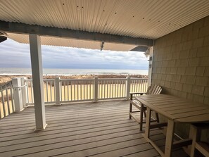 Outdoor dining - Charming 2-bedroom condo with WiFi, AC in amazing Ocean City (Ocean City)