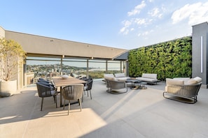 Outdoor dining - High-Standard Loft in Porto Alegre, Brazil. (Praia de Belas Porto Alegre)