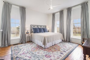 4 slaapkamers, een bureau, een strijkplank/strijkijzer, gratis wifi