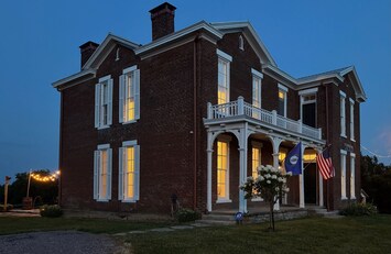 Foto von The Gridley House, a Recently Restored Historic Home on Pastoral Farm