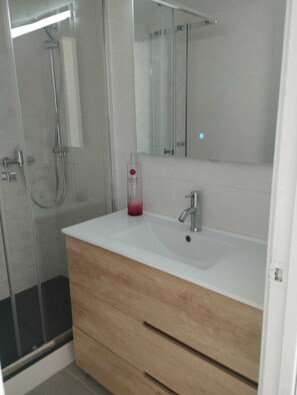 Douche, séchoir à cheveux, serviettes fournies, savon
