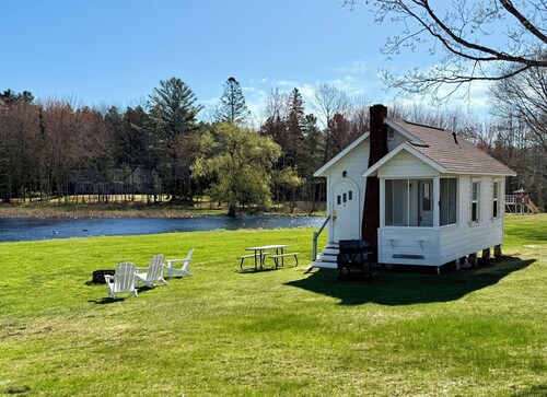 Bar Harbor Cottage Close to Acadia & Downtown Bar Harbor - Kitchen, AC, Wi-Fi, Fireplace (Sleeps 6).