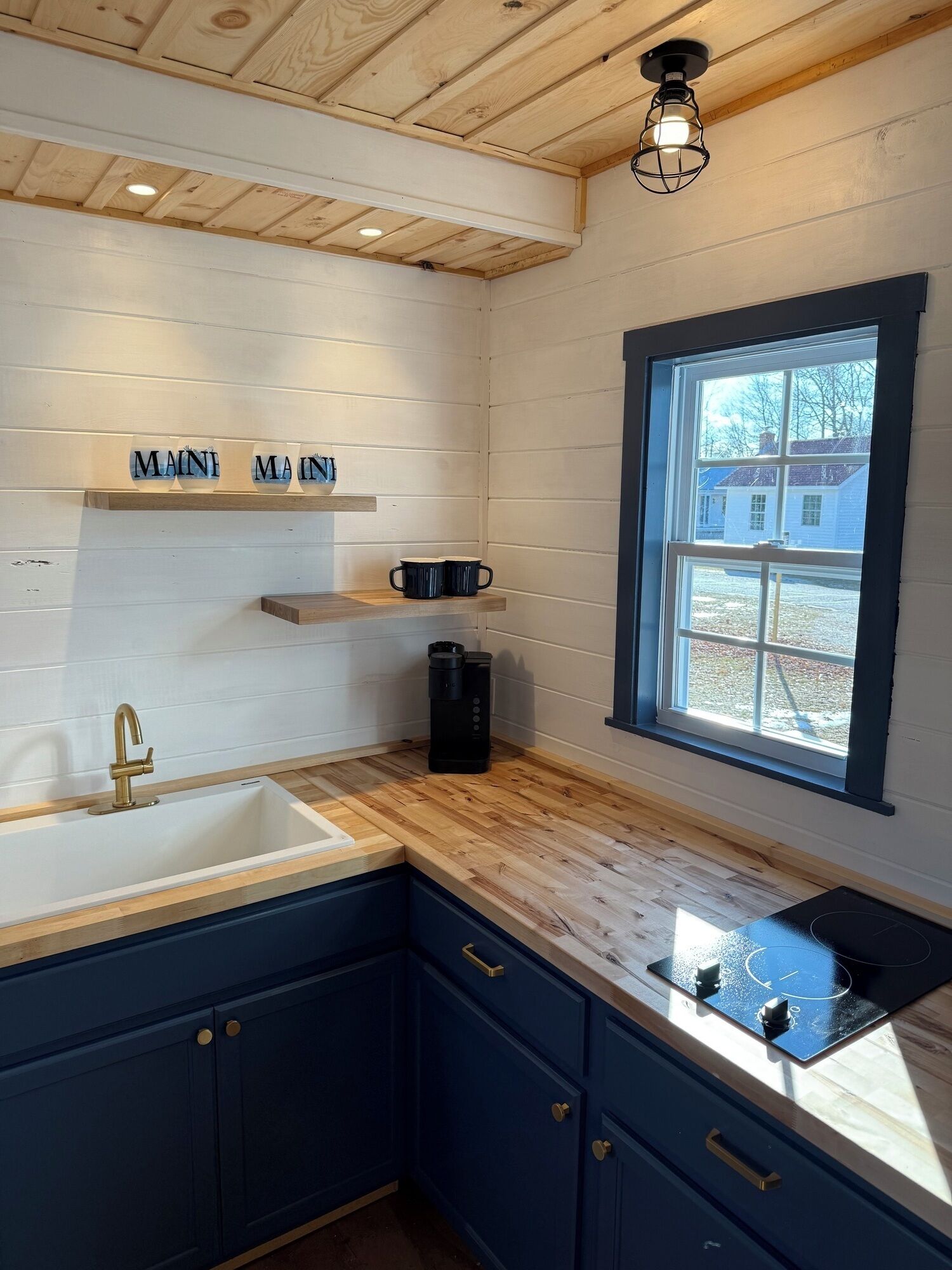 Geladeira, micro-ondas, cooktop, cafeteira/chaleira